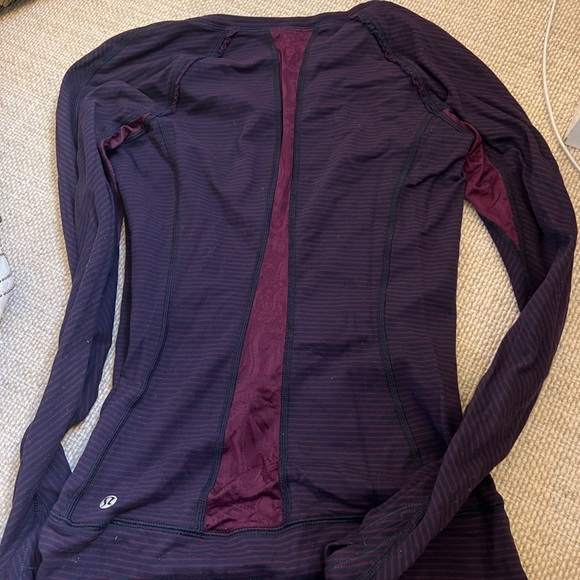 Lululemon tilt long sleeve shirt in maroon and navy striped print - Picture 3 of 3